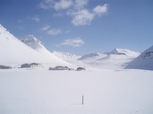 Séð frá þjóðvegi heim að bæ að vetrarlagi.
Breiðadalsheiðin og þverfjall blasa við innst í dalnum