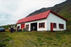 Hér má sjá verkfærageymslu byggða úr timbri og klædda með járni.
Á myndinni er Hjálmar Finnsson